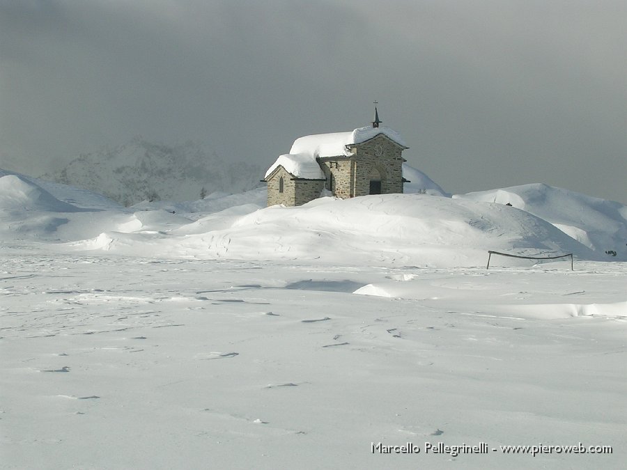 04  La graziosa chiesetta Alpe Prabello..nei pressi del rifugio.JPG